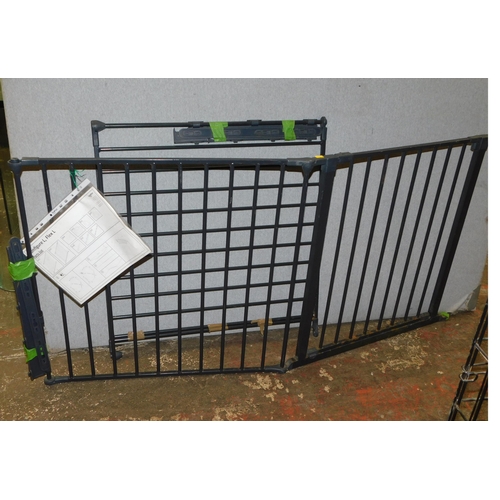 814 - Large safety gate with instructions - unchecked