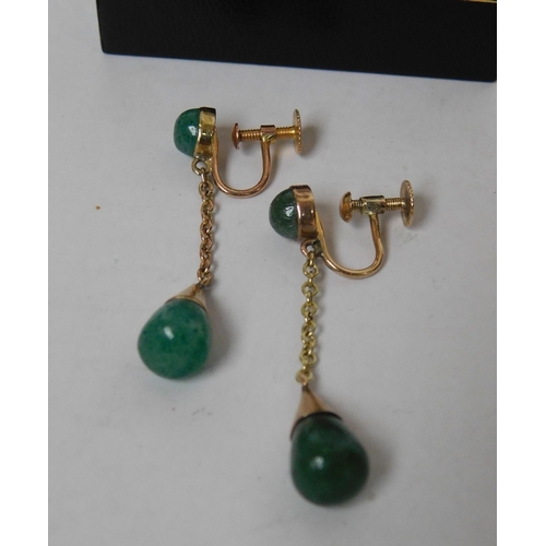 120 - 9ct gold - jade/earrings