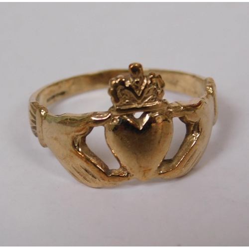 146 - 9ct - gold/Claddagh ring - size H 1/2