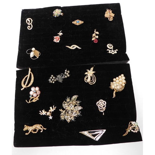 243 - Gold tone - brooches