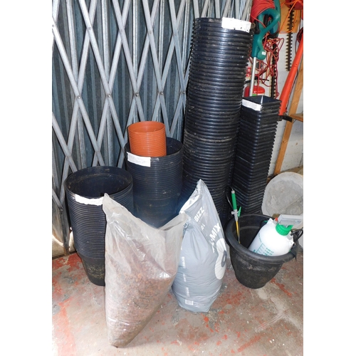506 - Large selection of plastic plant pots - 63x12L, 83x3L, 23x12L, 34x15L...