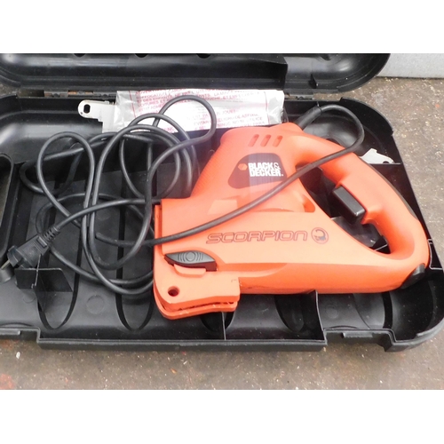 509 - Black & Decker electric saw - requires plug/adaptor...