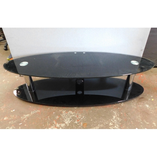 587 - Large oval glass table/ TV stand