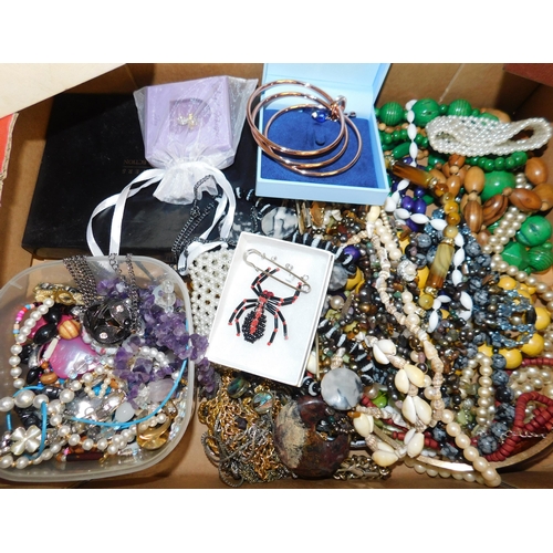 706 - Selection of costume jewellery incl. bangles, brooches, beads etc.