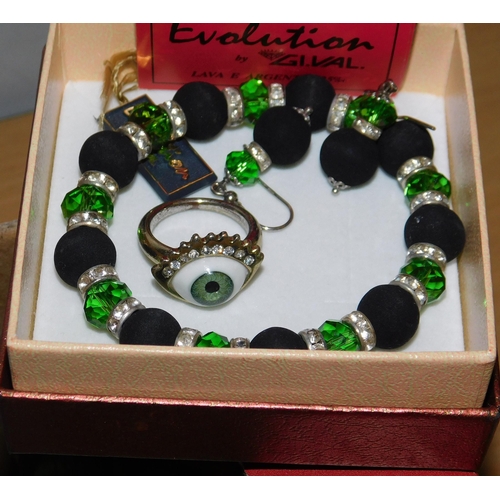 706 - Selection of costume jewellery incl. bangles, brooches, beads etc.