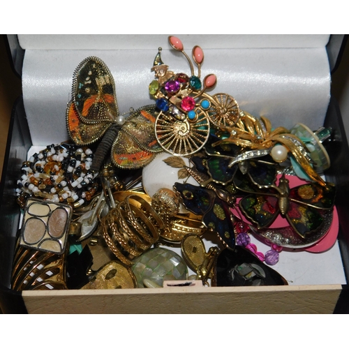 706 - Selection of costume jewellery incl. bangles, brooches, beads etc.