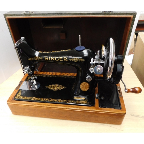 713 - Vintage Singer sewing machine in case - hand crank