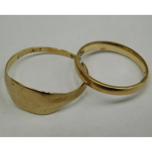 104 - 9ct gold - signet ring/& wedding band - approximate combined weight 3.2gs