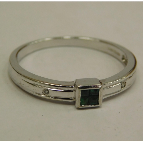 135 - 9ct white gold - green peridot & white stone set/ring - approximate combined weight 2.4gs