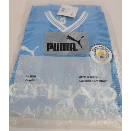 525 - New and boxed Puma Manchester City replica football shirt - size M