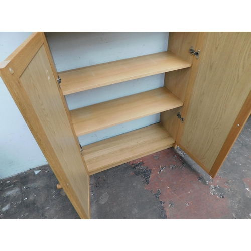 581 - Display cabinet with adjustable shelving