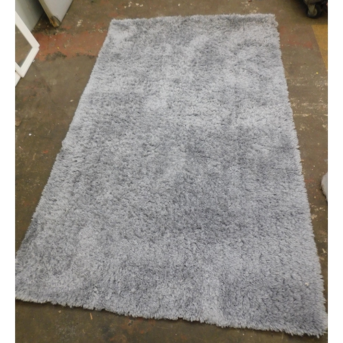 582 - Large tuffed rug