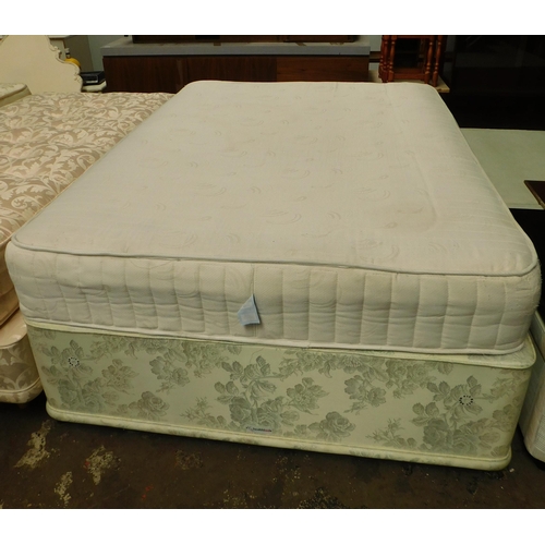 600 - Double bed and mattress