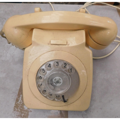 614 - Vintage GPO 746 dial telephone