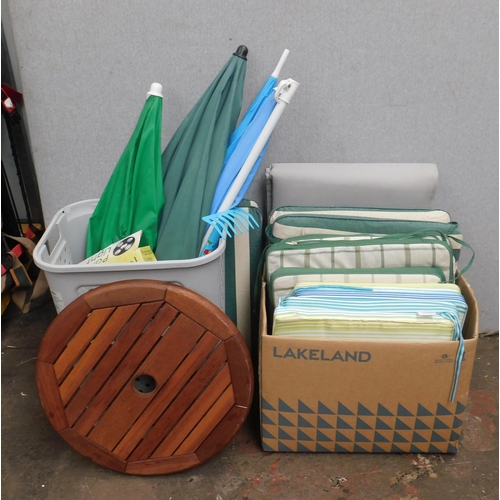 642 - Joblot of garden parasols, seat cushions, Lazy Susan table top etc.