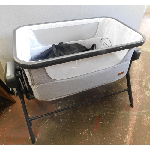 652 - Electric cot with carry bag W/O