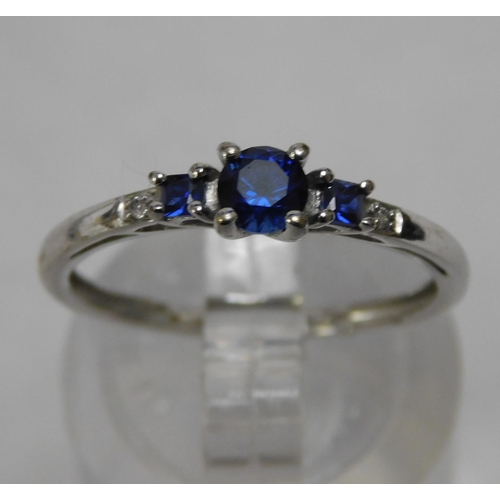 120 - 9ct gold - sapphire set/trilogy ring - size N 1/4