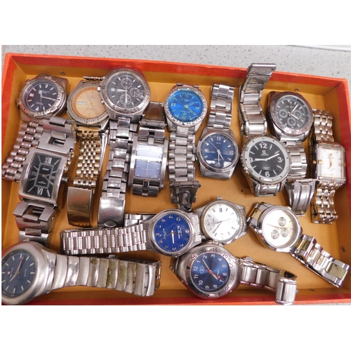 16 - Gentlemen's - silver tone & stainless steel/wristwatches - including Pulsar/Accurist & Sekonda