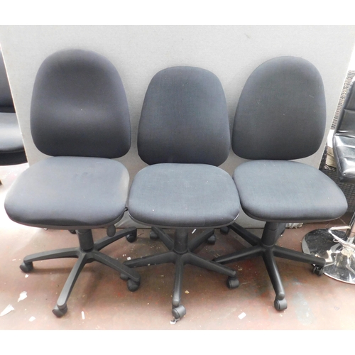 552 - 3x swivel desk chairs