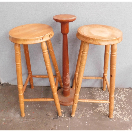 586 - 2x pine stools and pine plant stand