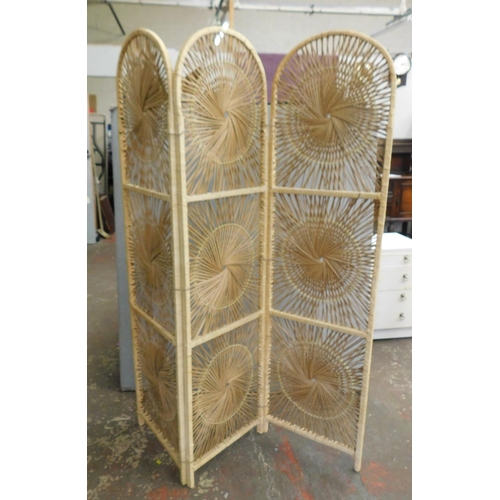 588A - Three panel modesty screen