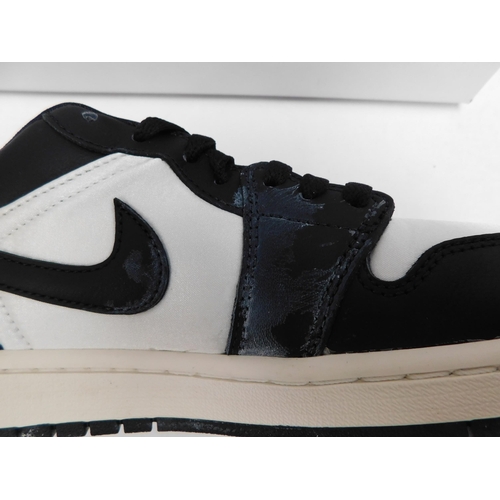 672 - Pair of ladies Nike Air Jordan low Panda trainers size 7 - slight mark on leather