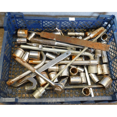 512 - Tray of spanners and sockets