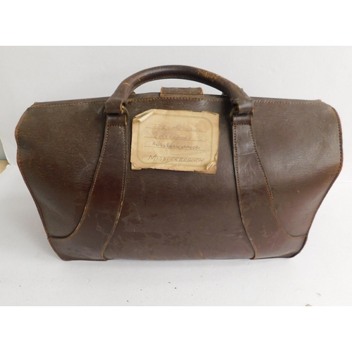 562 - Vintage leather Gladstone style bag