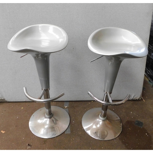 565 - Two retro bar stools