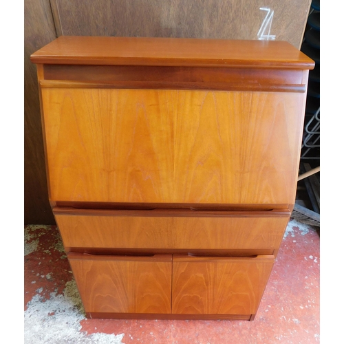 590 - Bureau/desk with drawer and cupboard