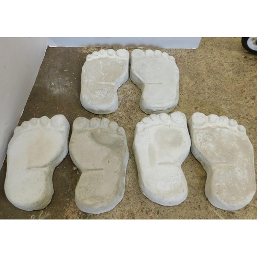 627B - Three pairs of stone feet stepping stones