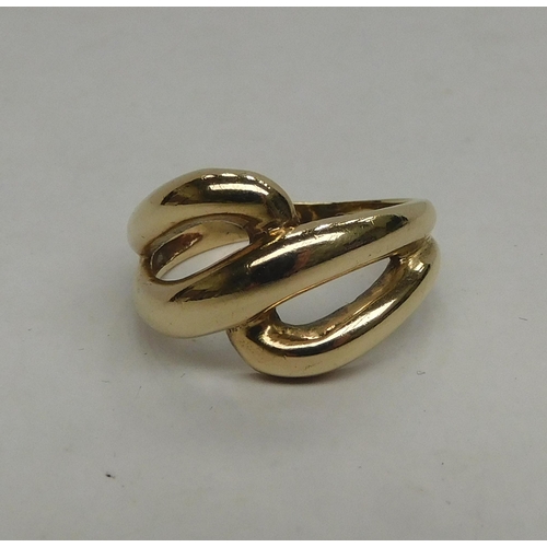 65 - 9ct gold - modernist style/crossover ring - size O