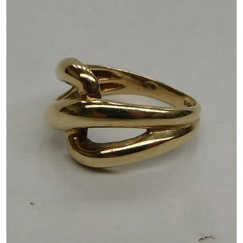 65 - 9ct gold - modernist style/crossover ring - size O