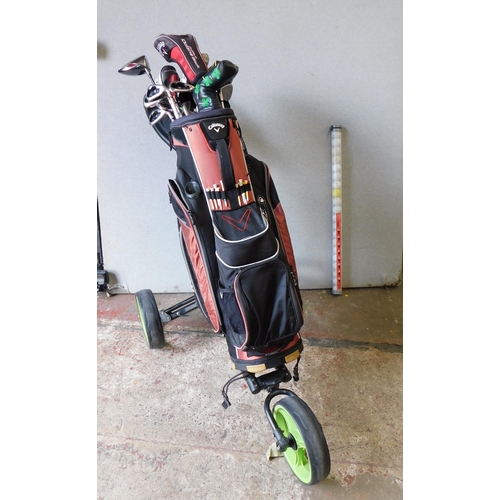 820 - Collection of Callaway golf clubs, practice balls and Bullet golf caddy