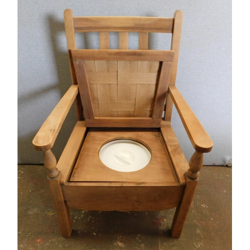 561 - Commode chair