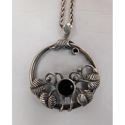 15 - Silver - jet set/pendant & chain