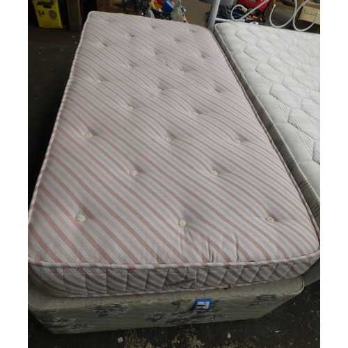 568 - Single divan bed