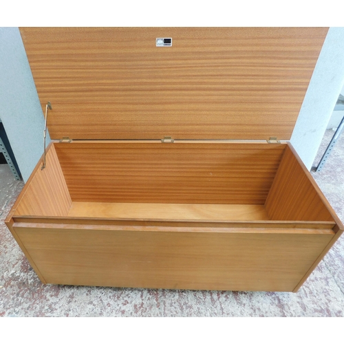 669 - Bedding box - approx. 17