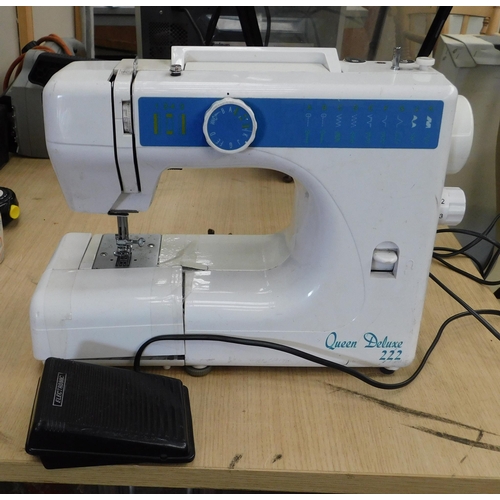 814 - Queen Deluxe sewing machine (foot pedal action)...