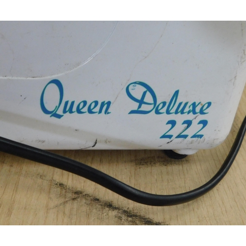 814 - Queen Deluxe sewing machine (foot pedal action)...