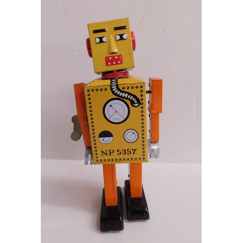 113 - Tin plate/clockwork - Lilliput Robot