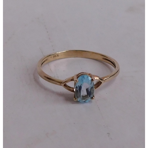 116 - 9ct gold - blue topaz set/solitaire ring - size N