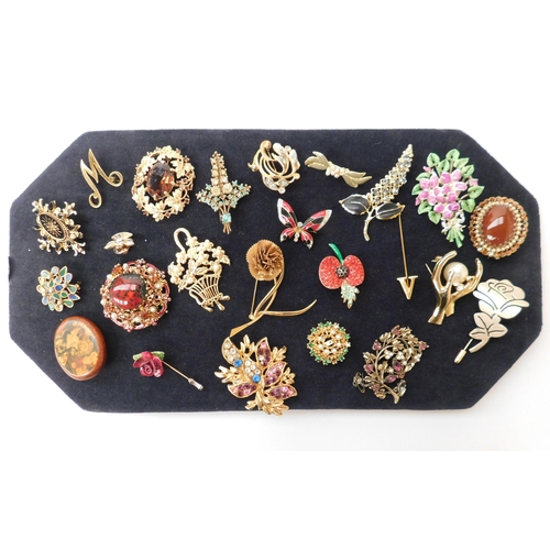 183 - Gold tone - brooches