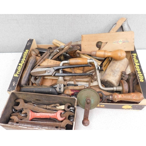 512 - Box of vintage tools