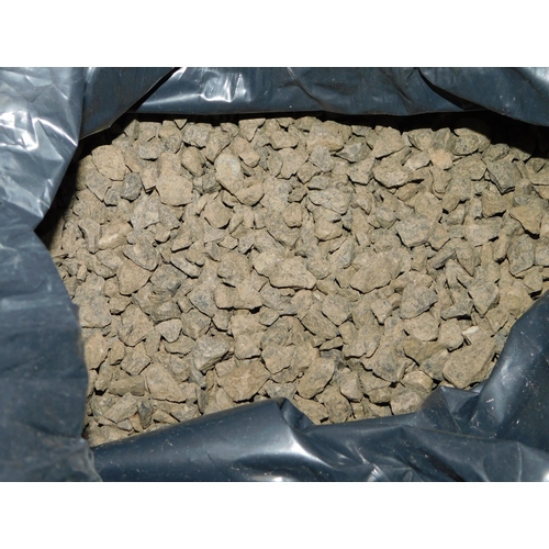 545 - Seven bags of decorative gravel (cage not incl.)