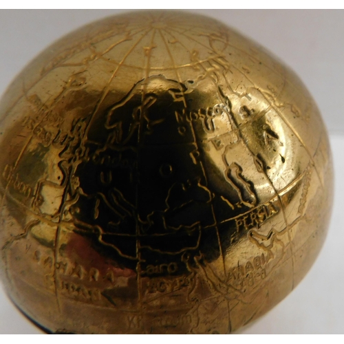 122 - Mixed collectables - incl. 1950s Pymalion globe powder compact