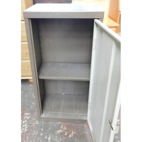 402 - Metal locker/cabinet with key - approx. 35