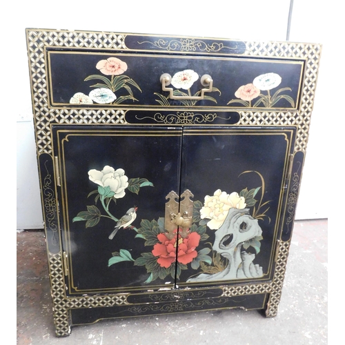 468 - Asian Chinoiserie lacquered cabinet - approx. 24