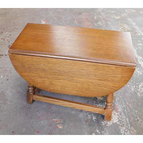 468A - Small vintage oak drop leaf coffee table