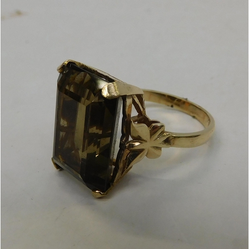 196 - Large smokey quartz 9ct gold ring - size Q 1/2